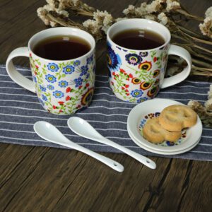 Zestaw 2 kubków porcelanowych Livello z podstawkami i łyżeczkami – wzór folkowy, 340 ml - obrazek 2