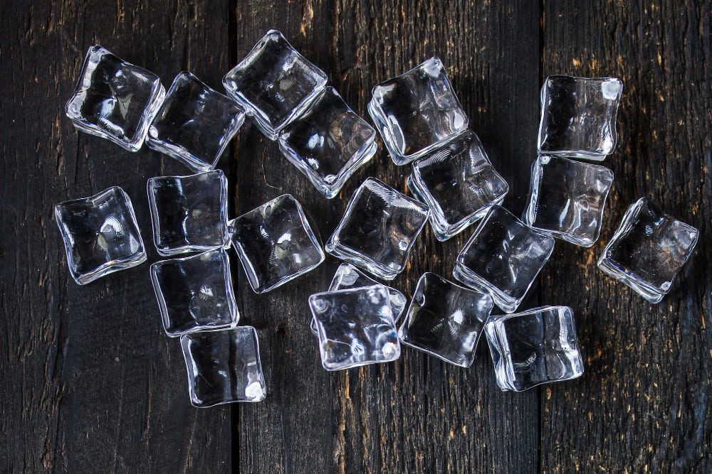 Jak kostki i kruszony lód zmieniają smak drinków