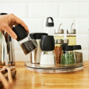 Organizator-szafki-taca-obrotowy-niski-rotho-aranzacja-przyprawy-stol