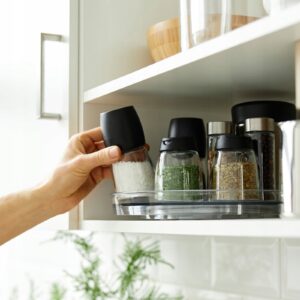 Organizator-szafki-taca-obrotowy-niski-rotho-aranzacja-przyprawy-szafka
