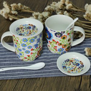 Zestaw 2 kubków porcelanowych Livello z podstawkami i łyżeczkami – wzór folkowy, 340 ml - obrazek 3